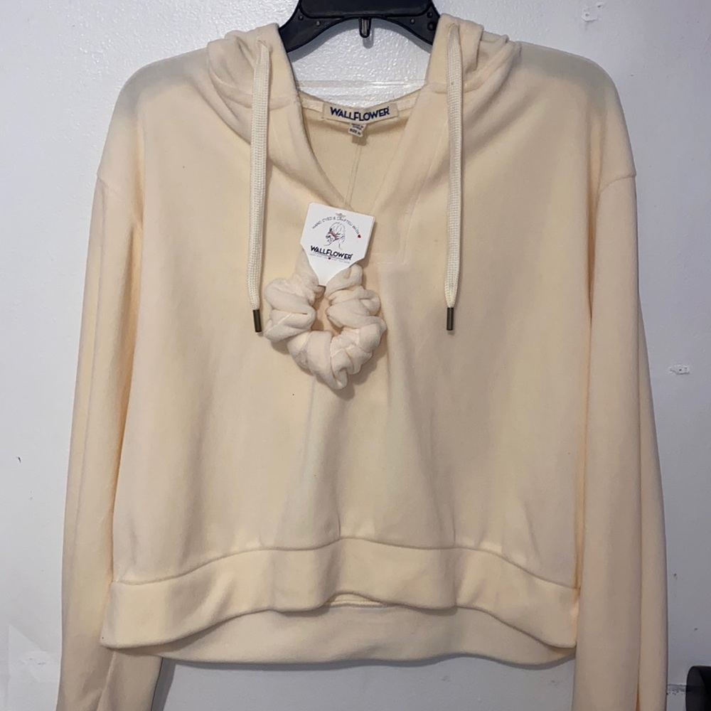 Wallflower juniors’ microfleece hoodie / including matching scrunchie